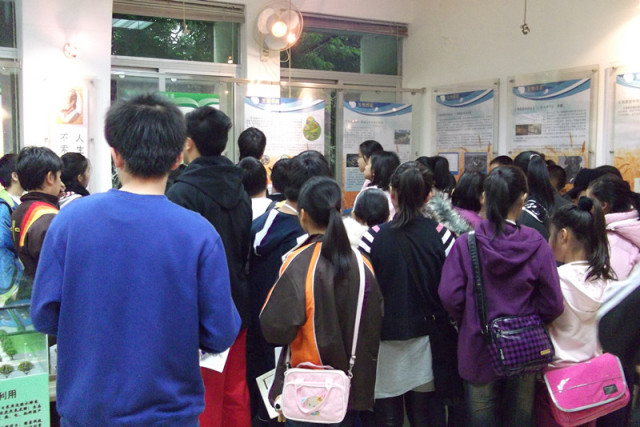 2010年香港祖蕘天主小学参访——参观生物质能展厅_副本